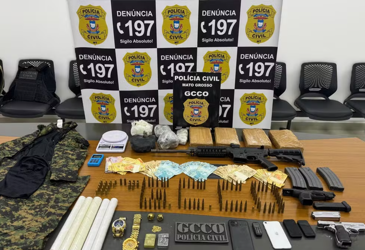 Polícia apreendeu armas e drogas na casa do suspeito.