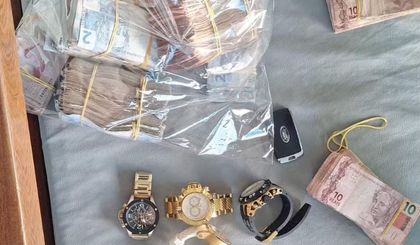 Polícia apreendeu sacos de dinheiro, armas, carros, relógios e celulares com alguns suspeitos. (Foto: Divulgação/Polícia Civil) Polícia apreendeu sacos de dinheiro, armas, carros, relógios e celulares com alguns suspeitos. (Foto: Divulgação/Polícia Civil)