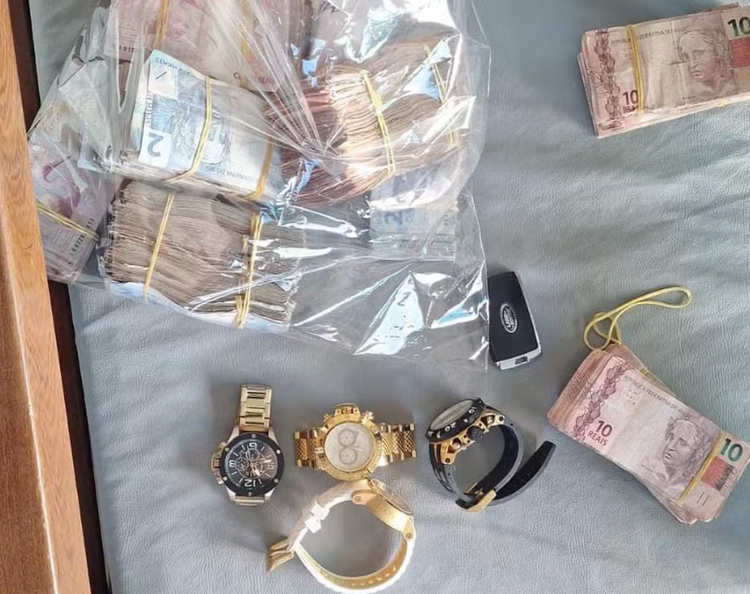 Polícia apreendeu sacos de dinheiro, armas, carros, relógios e celulares com alguns suspeitos.