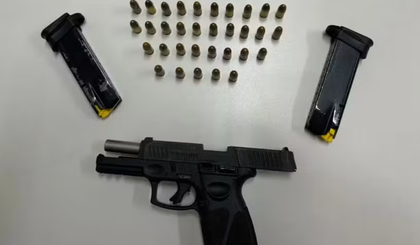 Polícia apreendeu uma arma com o traficante. (Foto: Divulgação/Polícia Civil)