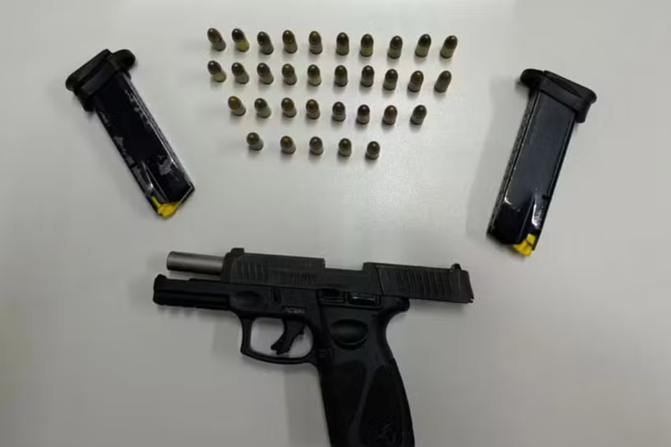 Polícia apreendeu uma arma com o traficante.