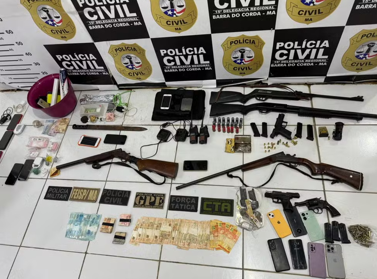 Polícia Civil apreendeu dinheiro em espécie, armas, drogas e outros objetos usados pelos suspeitos.