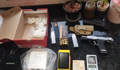 Polícia prendeu 14 suspeitos e apreendeu armas, drogas e outros itens. (Foto: Divulgação/Polícia Civil) Polícia prendeu 14 suspeitos e apreendeu armas, drogas e outros itens. (Foto: Divulgação/Polícia Civil)