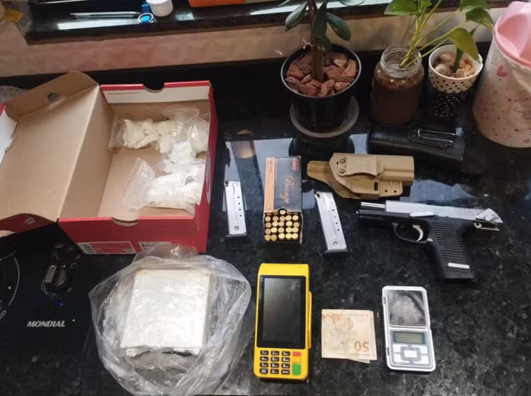 Polícia prendeu 14 suspeitos e apreendeu armas, drogas e outros itens.