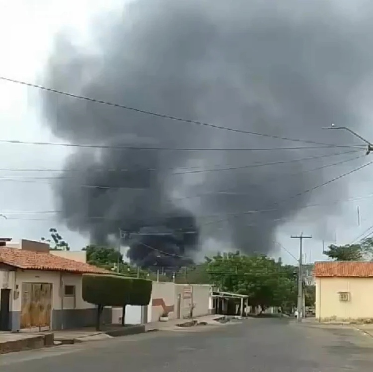 Populares acionaram o Corpo de Bombeiros nas primeiras horas deste sábado (2)