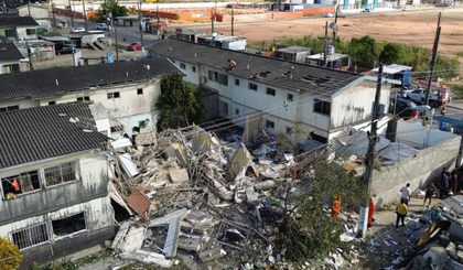 Prédio desaba após explosão de gás de cozinha, em Maceió. (Foto: Reprodução/SBT) Prédio desaba após explosão de gás de cozinha, em Maceió. (Foto: Reprodução/SBT)