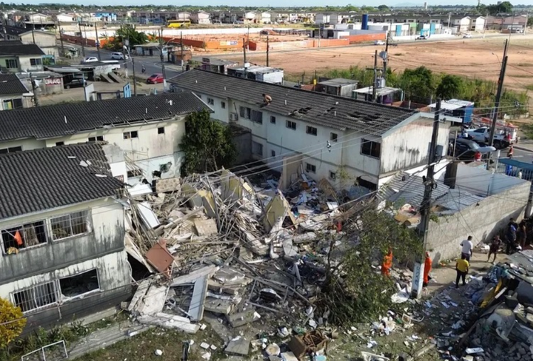 Prédio desaba após explosão de gás de cozinha, em Maceió.