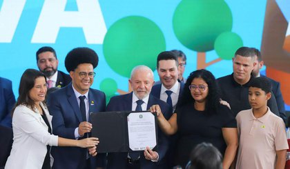 Presidente da República Luiz Inácio Lula da Silva e o secretário Nacional de Periferias Guilherme Simões (Foto: Wilson Dias / Agência Brasil)