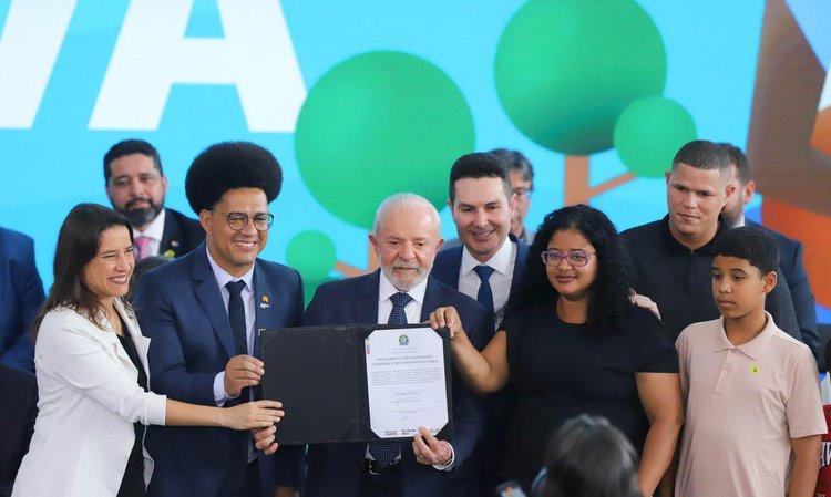 Presidente da República Luiz Inácio Lula da Silva e o secretário Nacional de Periferias Guilherme Simões