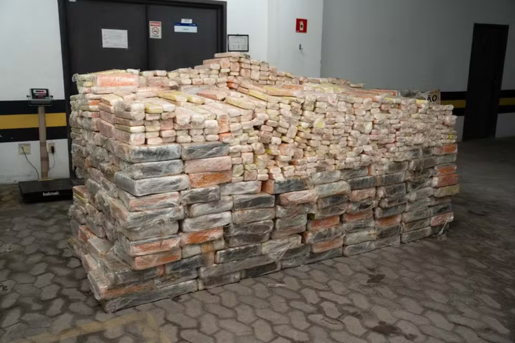 Quase 3 toneladas de maconha são apreendidas após denúncia.