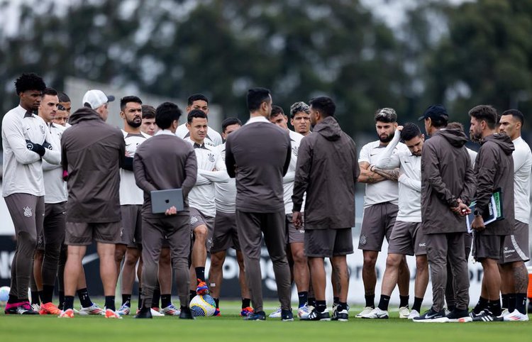 Ramón Díaz conversa com elenco do Corinthians