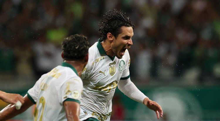 Raphael Veiga comemora gol contra o Bahia em Salvador