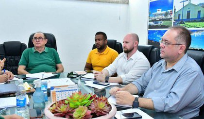 Reunião com prefeito Antônio Reis e representantes de diversas pastas municipais (Foto: Divulgação / Prefeitura Municipal de Floriano)