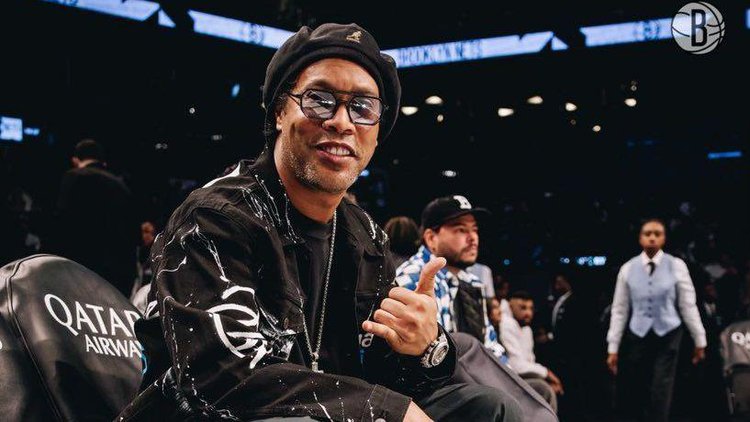 Ronaldinho em jogo do Brooklyn Nets