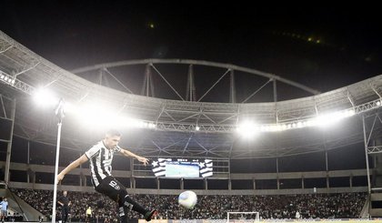 Savarino em cobrança de escanteio no empate do Botafogo com o Vitória (Foto: Vítor Silva / Botafogo) Savarino em cobrança de escanteio no empate do Botafogo com o Vitória (Foto: Vítor Silva / Botafogo)