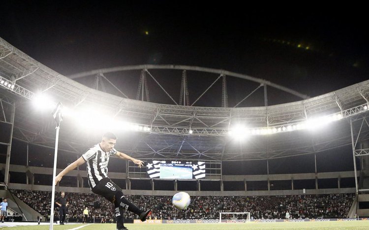 Savarino em cobrança de escanteio no empate do Botafogo com o Vitória