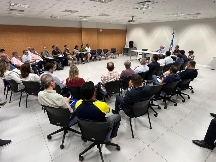 Silvio Mendes reúne secretariado