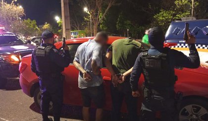 Suspeitos de roubar carro e fazer assaltos são perseguidos e presos em Teresina (Foto: Divulgação / GCM)