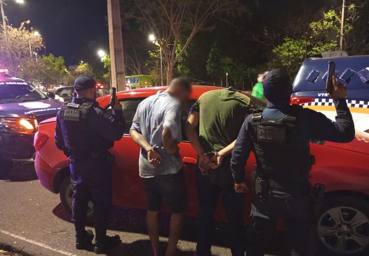 Suspeitos de roubar carro e fazer assaltos são perseguidos e presos em Teresina
