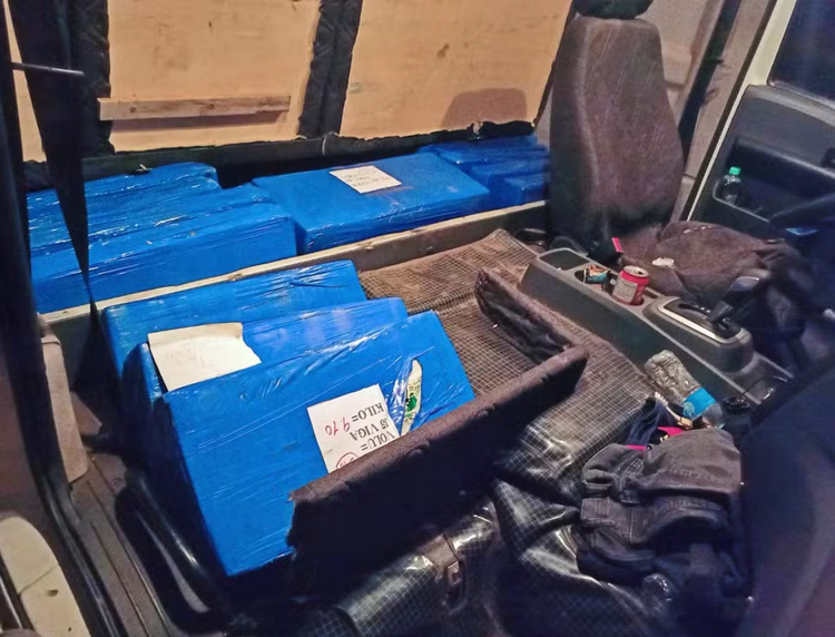 Tabletes de maconha estavam na cabine e na carroceria do caminhão.