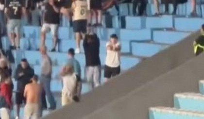 Torcedor do Botafogo fazendo sinal de mãos algemadas em jogo no Uruguai (Foto: Reprodução) Torcedor do Botafogo fazendo sinal de mãos algemadas em jogo no Uruguai (Foto: Reprodução)