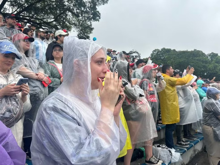 Torcedora emocionada ao ver Lewis Hamilton dirigir carro de Ayrton Senna