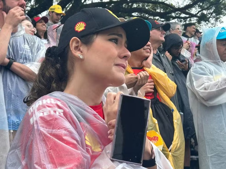 Torcedora emocionada ao ver Lewis Hamilton dirigir carro de Ayrton Senna