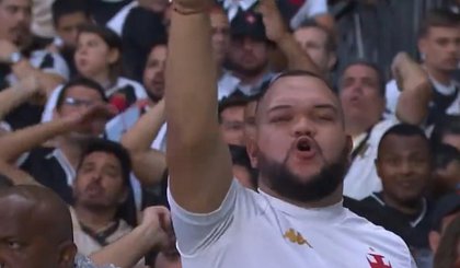 Torcida do Vasco protesta após derrota para o Inter (Foto: Premiere / Reprodução) Torcida do Vasco protesta após derrota para o Inter (Foto: Premiere / Reprodução)
