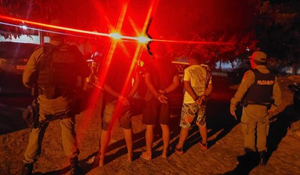 Três suspeitos são presos com cocaína avaliada em quase R$ 500 mil no Piauí (Foto: Divulgação/PMPI) Três suspeitos são presos com cocaína avaliada em quase R$ 500 mil no Piauí (Foto: Divulgação/PMPI)
