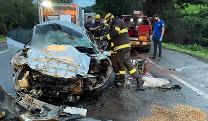 Veículo onde as vítimas fatais estavam colidiu de frente com caminhonete. (Foto: Divulgação/Corpo de Bombeiros)