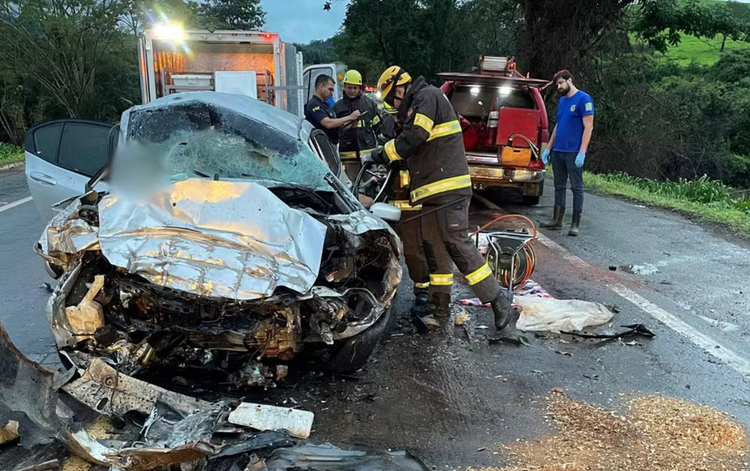 Veículo onde as vítimas fatais estavam colidiu de frente com caminhonete.
