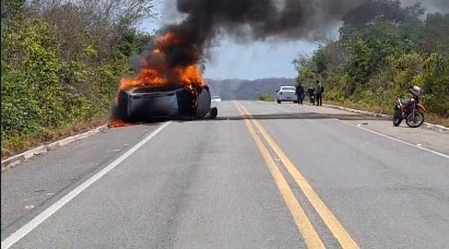 veículo tomba e incendeia na rodovia a caminho de Parnaíba (Foto: Reprodução) veículo tomba e incendeia na rodovia a caminho de Parnaíba (Foto: Reprodução)