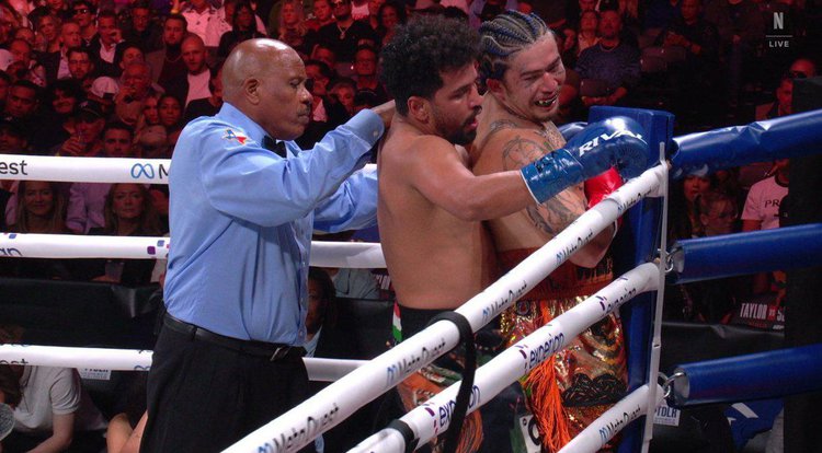 Whindersson Nunes ri enquanto é encurralado pelo boxeador indiano Neeraj Goyat
