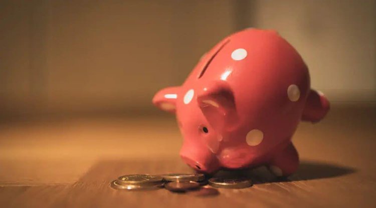 A melhor opção estaria nos CDBs de bancos médios, considerando uma remuneração de 110% do CDI.