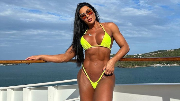 A musa fitness é formada em direito.