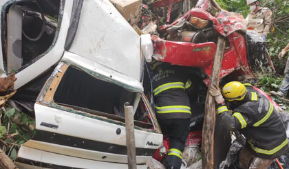 Acidente aconteceu depois que caminhão perdeu os freios. (Foto: Divulgação/Corpo de Bombeiros) Acidente aconteceu depois que caminhão perdeu os freios. (Foto: Divulgação/Corpo de Bombeiros)