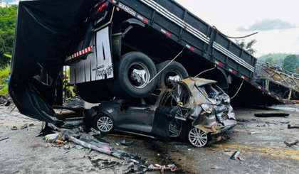 “Acidente com ônibus na BR-116 deixa 37 mortos e rodovia interditada. (Foto: Divulgação/Corpo de Bombeiros Militares de Minas Gerais) “Acidente com ônibus na BR-116 deixa 37 mortos e rodovia interditada. (Foto: Divulgação/Corpo de Bombeiros Militares de Minas Gerais)