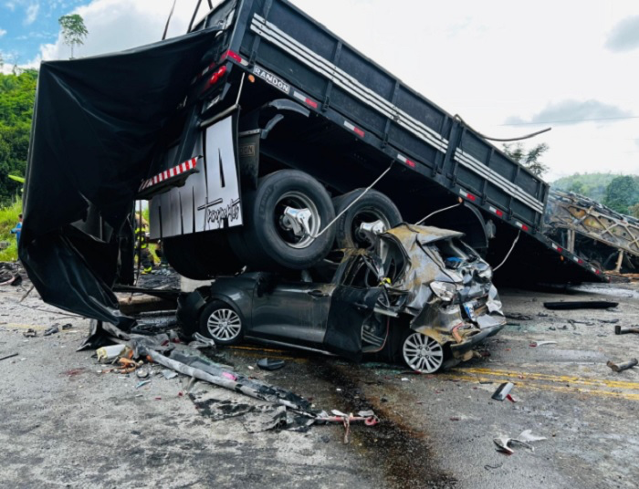 “Acidente com ônibus na BR-116 deixa 37 mortos e rodovia interditada.