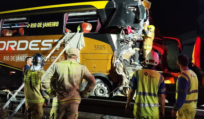 Acidente envolvendo ônibus e carreta deixa oito pessoas feridas. (Foto: Tony Mattoso/RPC) Acidente envolvendo ônibus e carreta deixa oito pessoas feridas. (Foto: Tony Mattoso/RPC)