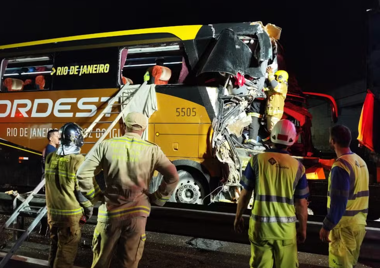 Acidente envolvendo ônibus e carreta deixa oito pessoas feridas.