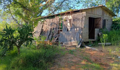 Adolescente foi mantido em cativeiro algemado, em casa de madeira em Gravataí. (Foto: Divulgação/Polícia Civil) Adolescente foi mantido em cativeiro algemado, em casa de madeira em Gravataí. (Foto: Divulgação/Polícia Civil)