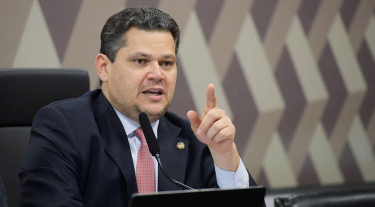 Alcolumbre destinou R$ 8,6 milhões em emendas parlamentares para em 2024 a Secretaria de Saúde do Amapá, que contratou a empresa.