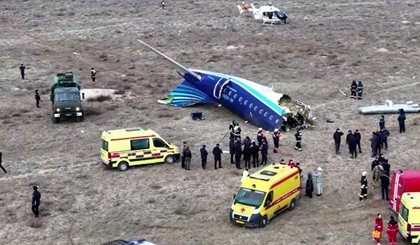 Ambulâncias em meio a destroços de avião que caiu no Cazaquistão. (Foto: Reuters.) Ambulâncias em meio a destroços de avião que caiu no Cazaquistão. (Foto: Reuters.)