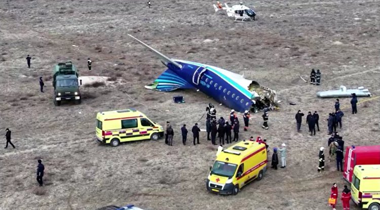 Ambulâncias em meio a destroços de avião que caiu no Cazaquistão.