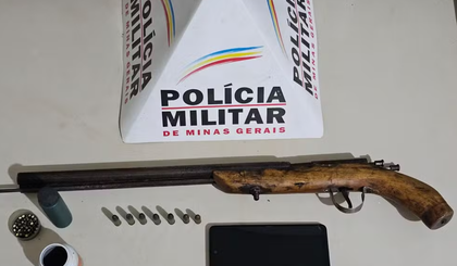 Arma e munições foram apreendidas com o jovem. (Foto: Divulgação/Polícia Militar) Arma e munições foram apreendidas com o jovem. (Foto: Divulgação/Polícia Militar)