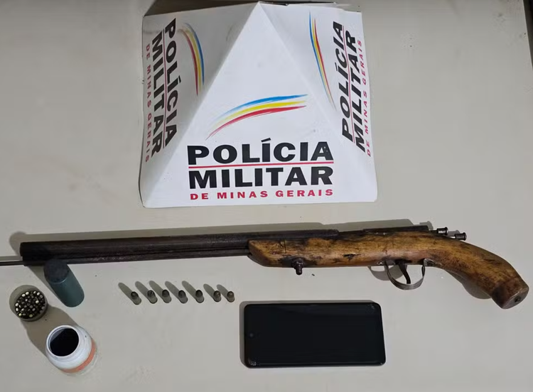 Arma e munições foram apreendidas com o jovem.