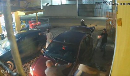Assaltante morre e PM é baleado em troca de tiros na Zona Sudeste de Teresina (Foto: Reprodução) Assaltante morre e PM é baleado em troca de tiros na Zona Sudeste de Teresina (Foto: Reprodução)