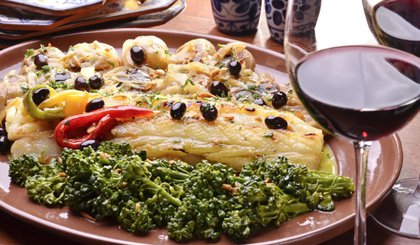 Bacalhau à lagareiro é uma das opções clássicas de bacalhau do Rancho Português para o Natal. (Foto: Marcelo Cabral)