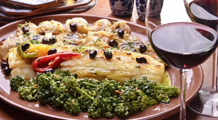 Bacalhau à lagareiro é uma das opções clássicas de bacalhau do Rancho Português para o Natal.