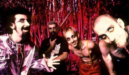 Banda System of a Down no material de divulgação do álbum "System Of A Down". (Foto: Bob Berg) Banda System of a Down no material de divulgação do álbum "System Of A Down". (Foto: Bob Berg)